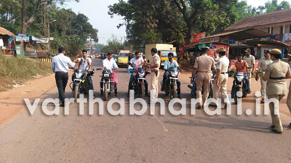 ಪುತ್ತೂರು: ಹೆಲ್ಮೆಟ್ ಧರಿಸುವಂತೆ ಹೂ ನೀಡಿ ಜಾಗೃತಿ ಮೂಡಿಸಿದ ಪೊಲೀಸರು!